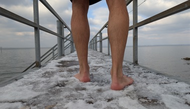 Ob allein oder in der Gruppe, Winterschwimmen ist ein eiskalter Adrenalinschub