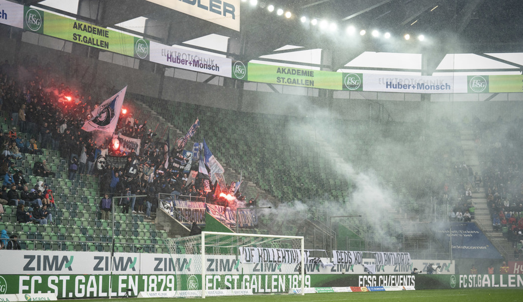 Die Luzerner Fans zünden Pyros im Sektor B2 des Kybunparks – direkt neben St. Galler Anhängerinnen und Anhängern. 