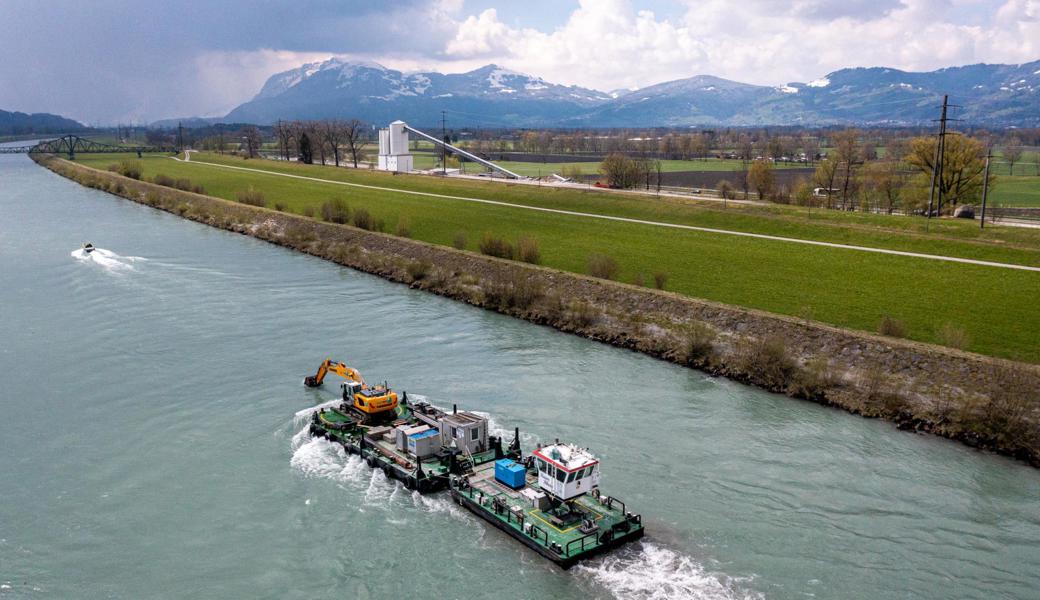 Die  Baggerplattform für die Versuche wurde am Dienstag aus der Vorstreckung des Rheins am Bodensee den Rhein hinauf bis oberhalb Kriessern gestossen.