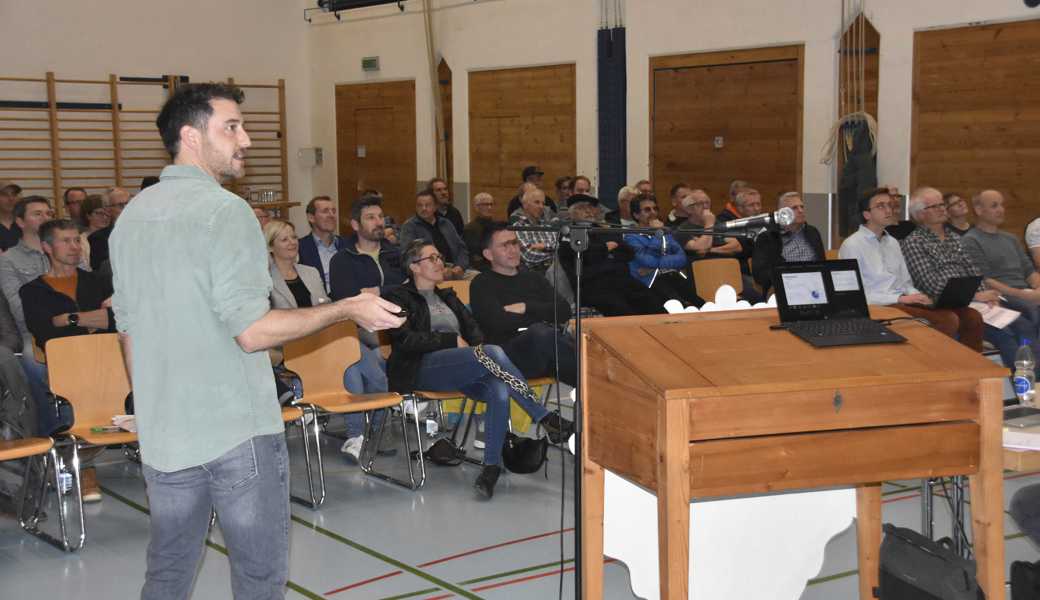 Gemeindepräsident Dominic Stoop erklärte den Eichbergerinnen und Eichbergern die für 1,65 Millionen Franken angedachte Sanierung des Rathauses, in dem er seit gut einem Jahr arbeitet. 