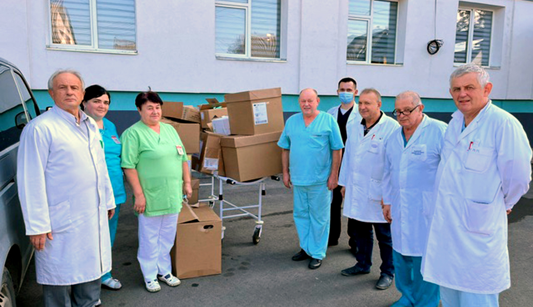 Das Team des Spitals in Tjachiv hat die Hilfsgütersendung aus der Schweiz erfreut entgegengenommen und sortiert.