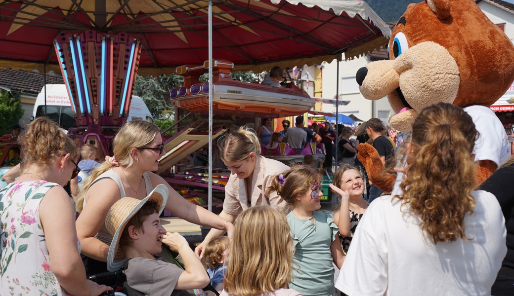 Gratis Zuckerwatte und freilaufende Bären – so gefällt die «Räbschter Kilbi» dem Publikum