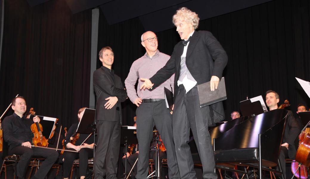 Die beiden Reiseleiter, Karl Schimke (Mitte) und Christian Hettkamp als Edvard Grieg (rechts), führten durch die musikalische Zeitreise.