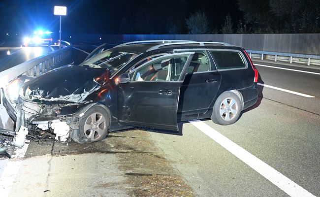 Mann verliert Kontrolle: Totalschaden nach Crash mit Leitplanke