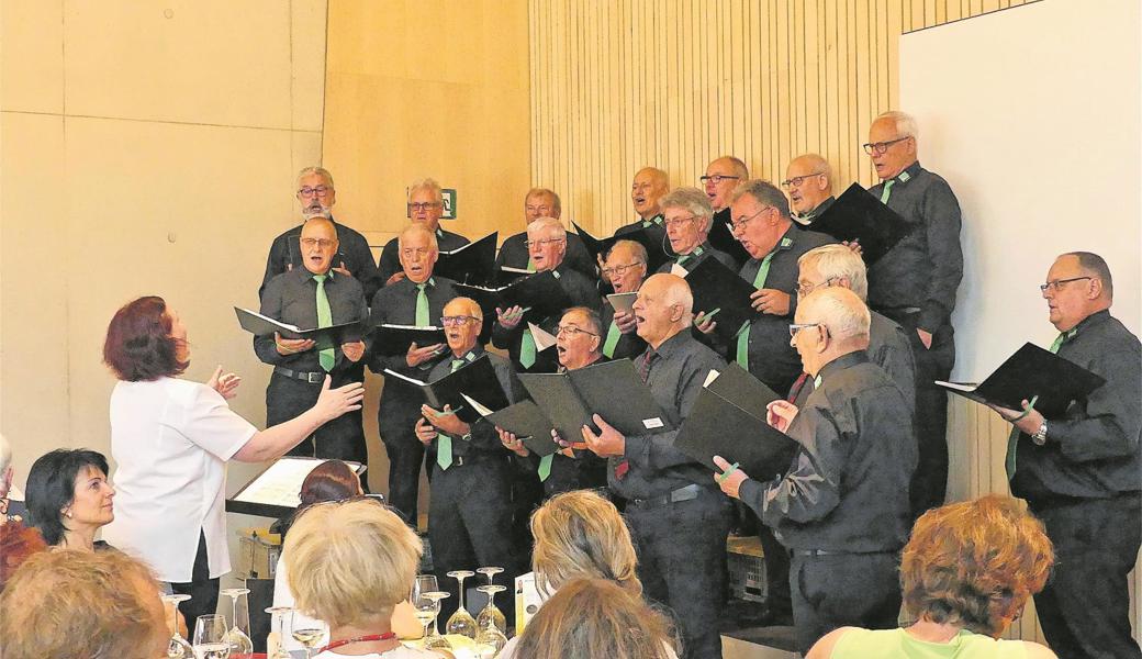 Der Männerchor Au Berneck unter der Leitung von Marta Flesch sang Lieder über den Wein sowie die Sehnsucht, die Ferne und die Freude am Heimkommen.