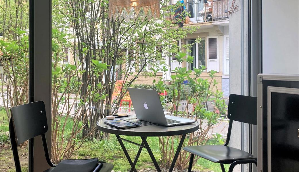 Ein kleines, rundes Tischchen in einer Airbnb-Wohnung im Marzili: So sieht mein Büroalltag für eine Woche aus. Und alles funktioniert.