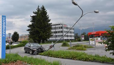 Gegen Kandelaber gefahren - Lenkerin fahrunfähig