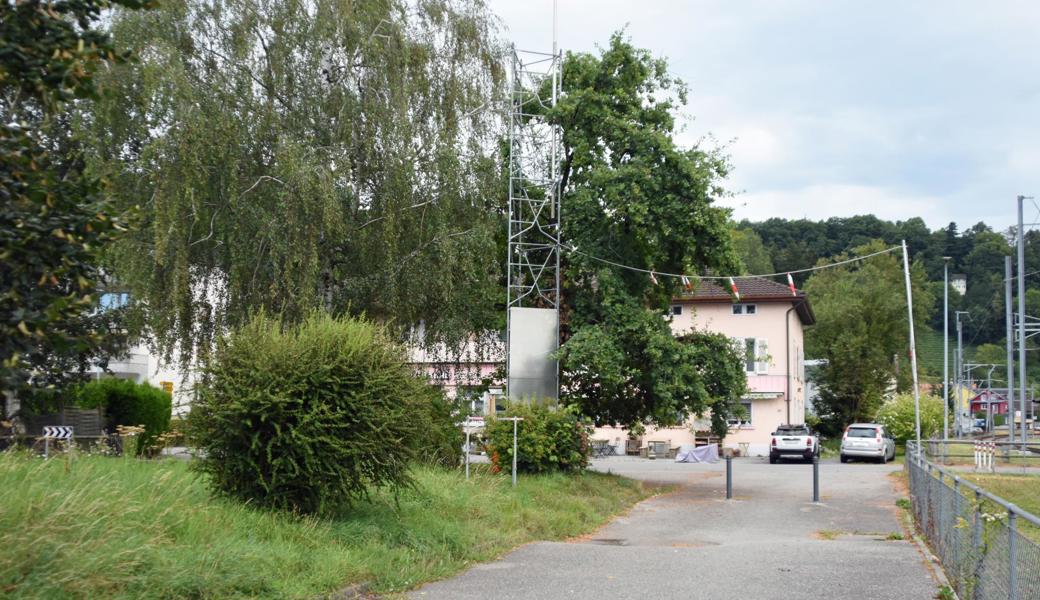 Das Visier mit orange gestreiftem Sockel ist vis-à-vis des Hotels Isebähnli zu sehen.