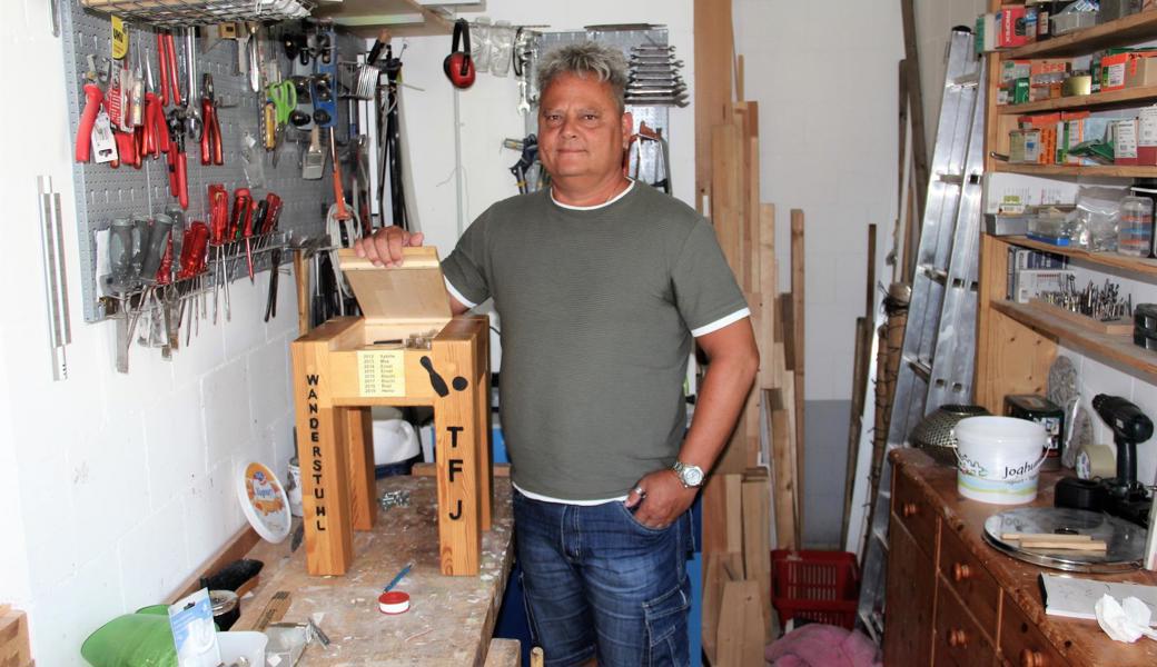 Roger Bischof hat eine kleine Werkstatt. Hier hat er ausser Möbeln für den Hausgebrauch den Wanderstuhl gemacht. 
