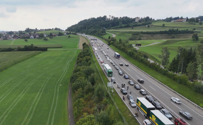 Polizei verteilt nach Mega-Stau auf A1 Dutzende Bussen und Anzeigen