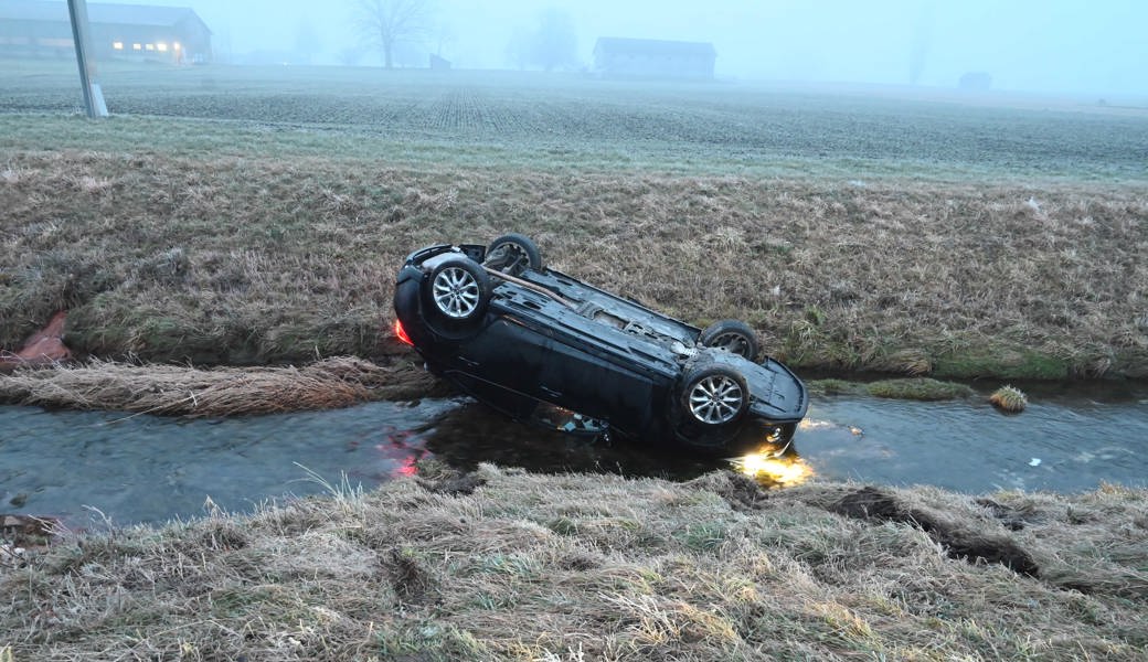 10'000 Franken Sachschaden: Auto landet nach Unfall im Bach