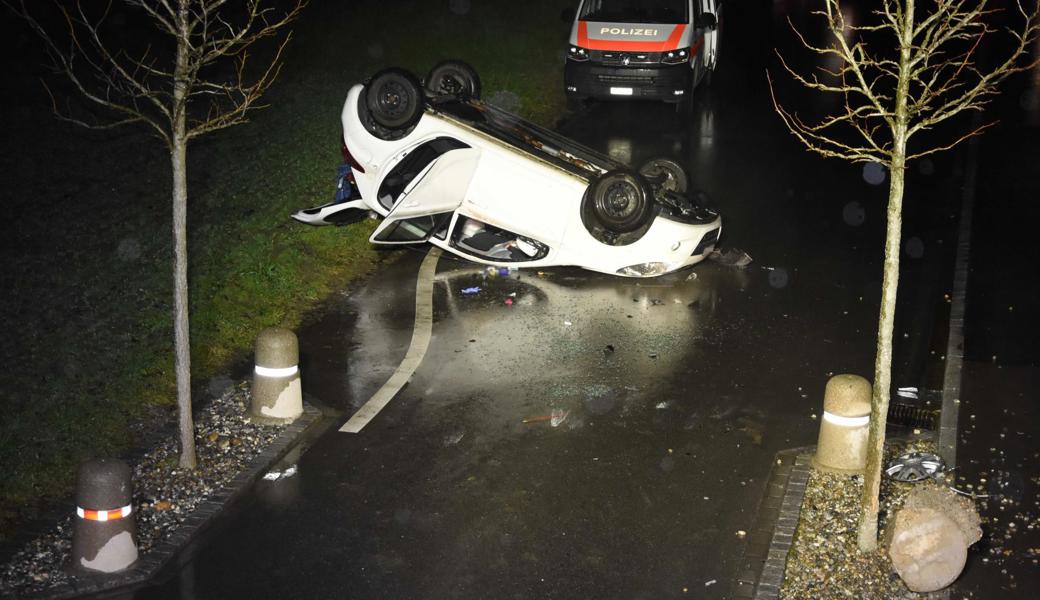 Gekippt: Die Feuerwehr musste die Fahrerin aus dem Auto bergen.