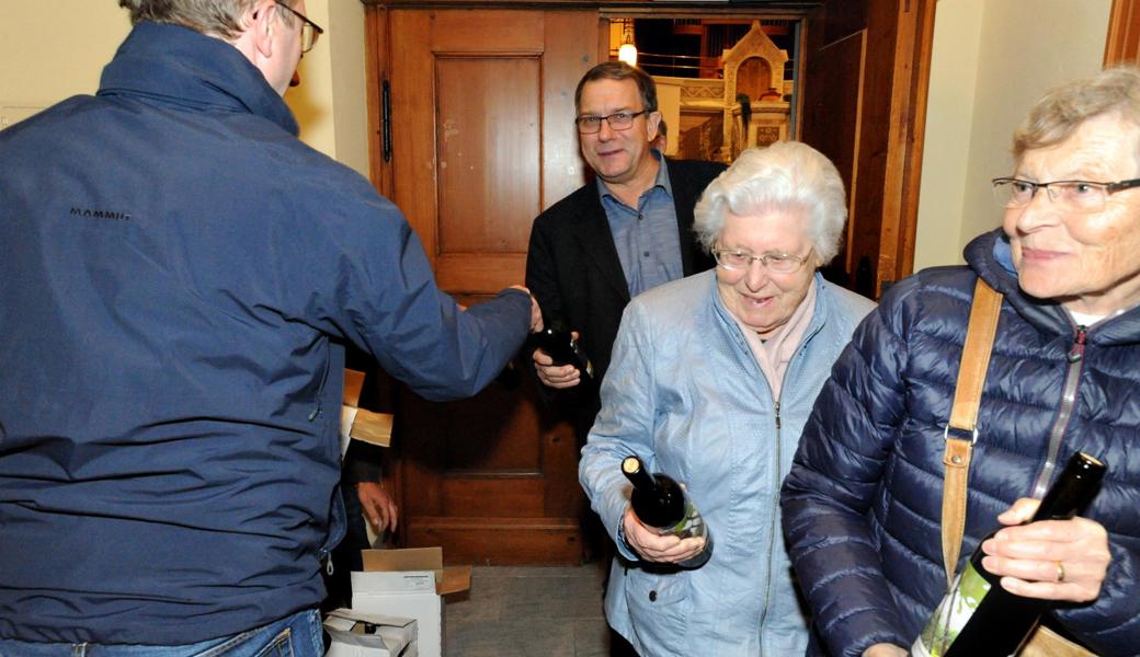 Jeder Versammlungsbesucher bekam eine Flasche des neuen, aus einer Spätlese von 2014 gekelterten Pinot Noir Barrique geschenkt.