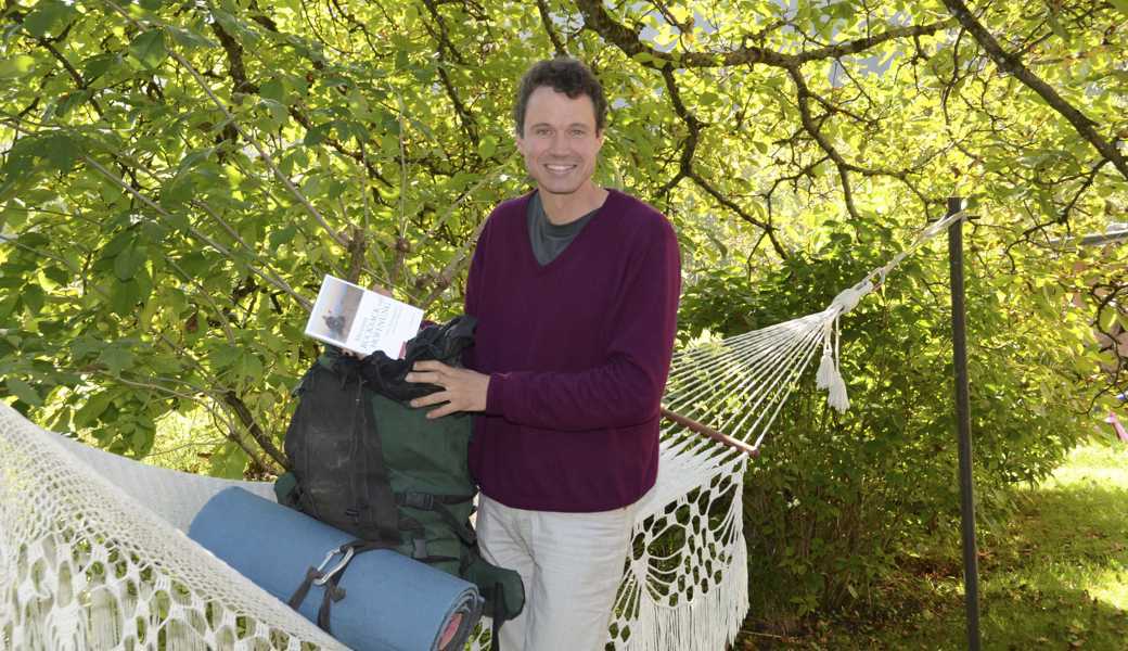 Christoph Klein am 28. September 2011 in seinem Garten in Altstätten. Er sprach damals über sein Buch: «Mit einem Rucksack voll Hoffnung». Darin beschreibt er seine Erfahrungen und Erkenntnisse, die er auf einer Pilgerreise gemacht hatte.  