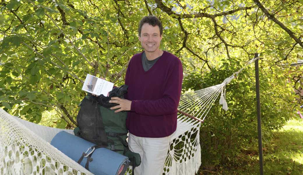 Christoph Klein am 28. September 2011 in seinem Garten in Altstätten. Er sprach damals über sein Buch: «Mit einem Rucksack voll Hoffnung». Darin beschreibt er seine Erfahrungen und Erkenntnisse, die er auf einer Pilgerreise gemacht hatte.   Christoph Klein am 28. September 2011 in seinem Garten in Altstätten. Er sprach damals über sein Buch: «Mit einem Rucksack voll Hoffnung». Darin beschreibt er seine Erfahrungen und Erkenntnisse, die er auf einer Pilgerreise gemacht hatte.