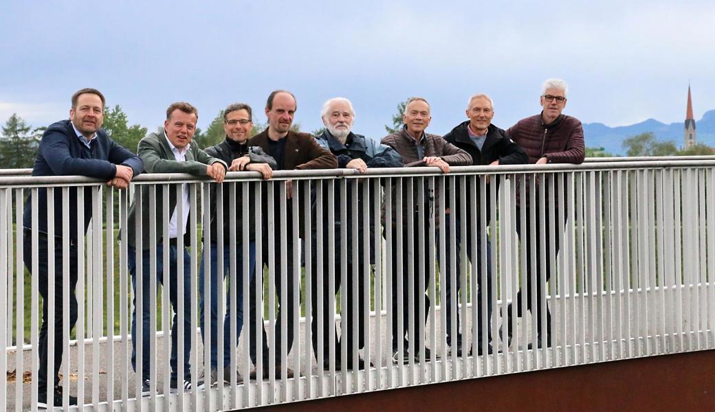 Stabübergabe auf der Velo- und Fussgängerbrücke zwischen Buchs (SG) und Schaan (FL) von links: Roland Aregger, Musikschule Oberes Rheintal, Roland Stillhard, Musikschule Mittelrheintal, Dennis Mungo, Musikschule Werdenberg, Emil 
Scheibenreif, Musikschule Sarganserland, Elio Pellin, ehemaliger Vizepräsident EnSol, Richard Wenk, ehemaliger Präsident Ensol, Rainer Thiede, Musikschule am alten Rhein und Klaus Beck, Musikschule Liechtenstein. 