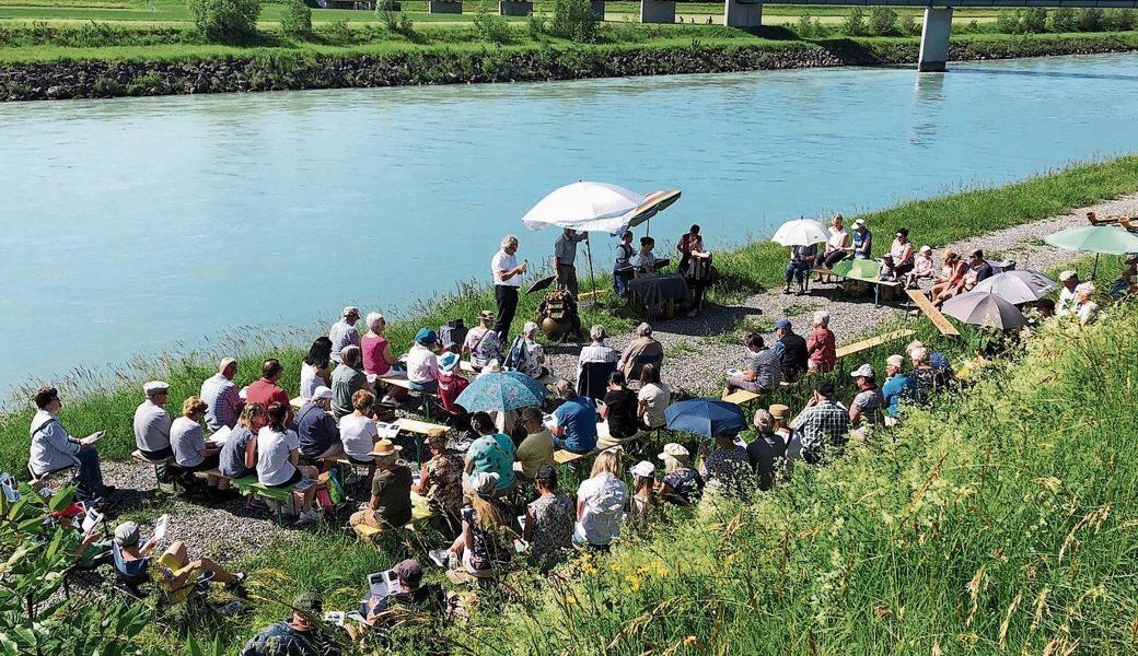 75 Gläubige nahmen am Gottesdienst am Rheinufer teil. 