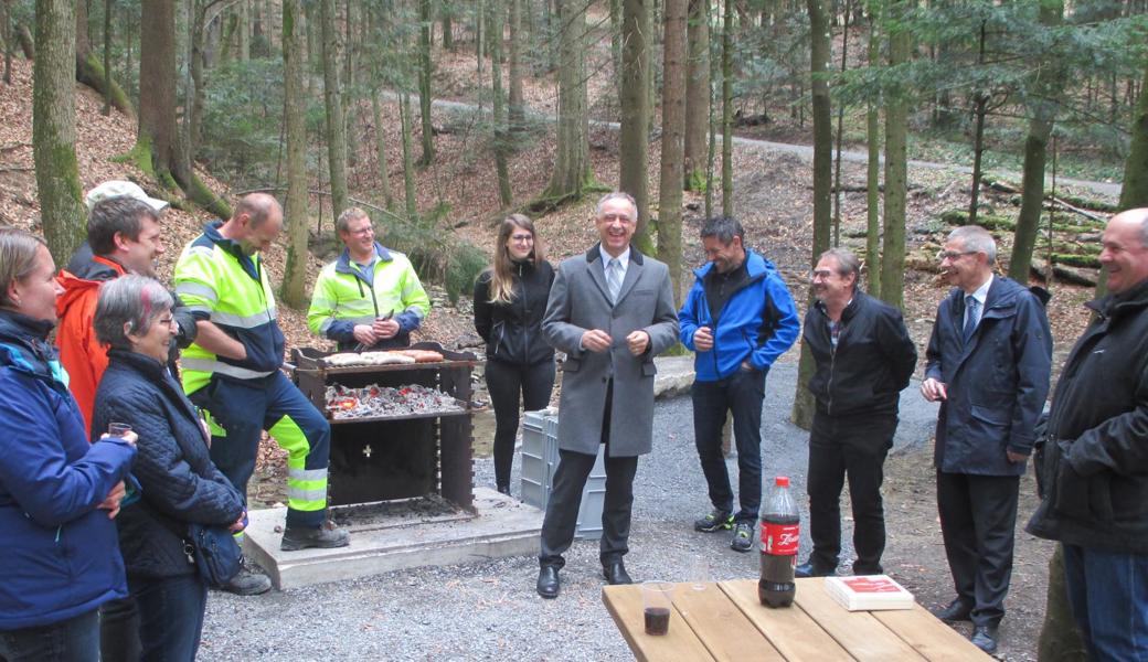 Über den neuen Rastplatz freuen sich Gemeindepräsident Gino Pauletti (rechts), Jürg Baumgartner von der Raiffeisenbank (5. von rechts) sowie die Grilleure Werner Schmid und Markus Glättli vom Gemeindebauamt.