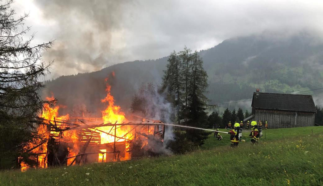 Die Feuerwehr konnte nicht direkt zum brennenden Haus fahren.