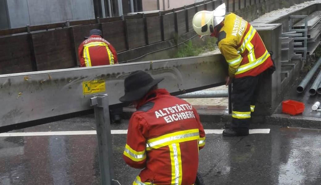 Die Feuerwehr Altstätten-Eichberg bei der Arbeit.