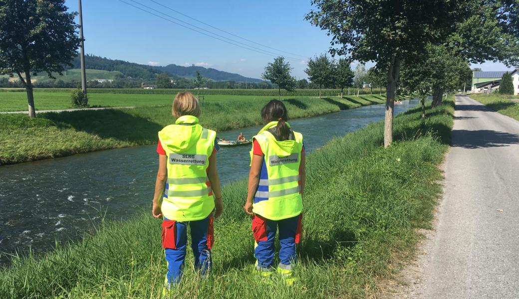 Die ehrenamtlich tätigen Wasserretter*innen sind am Rheintaler Binnenkanal präsent und weisen die Böötler auf die geänderten Regeln für Schlauchboote hin.