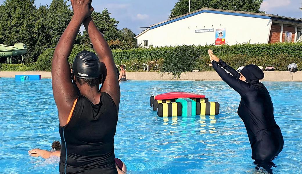 Der Ganzkörper-Badeanzug (Burkini) einiger Schwimmschülerinnen weckte die Neugier der übrigen Badegäste.