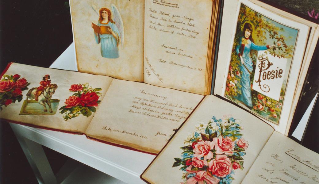 Mit der Einführung der aus festem Papier gestanzten Blumen und anderen Motiven in leuchtenden Farben begann 1875 für das Poesiealbum eine neue Ausziermöglichkeit. Durch die neuen Bildchen bekamen die Alben den Charakter von Bilderbüchern. Viele Mädchen begannen, schöne Glanzbildchen zu sammeln. Heute sind diese zu Raritäten geworden.
