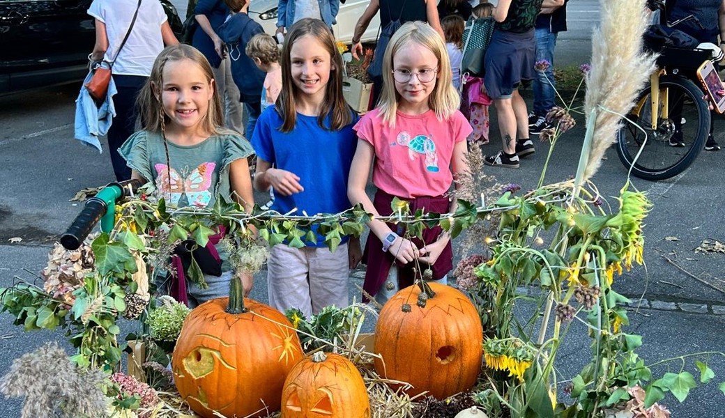 16 festlich geschmückte Leiterwagen: Kinder präsentierten ihre Kürbisse beim traditionellen Umzug