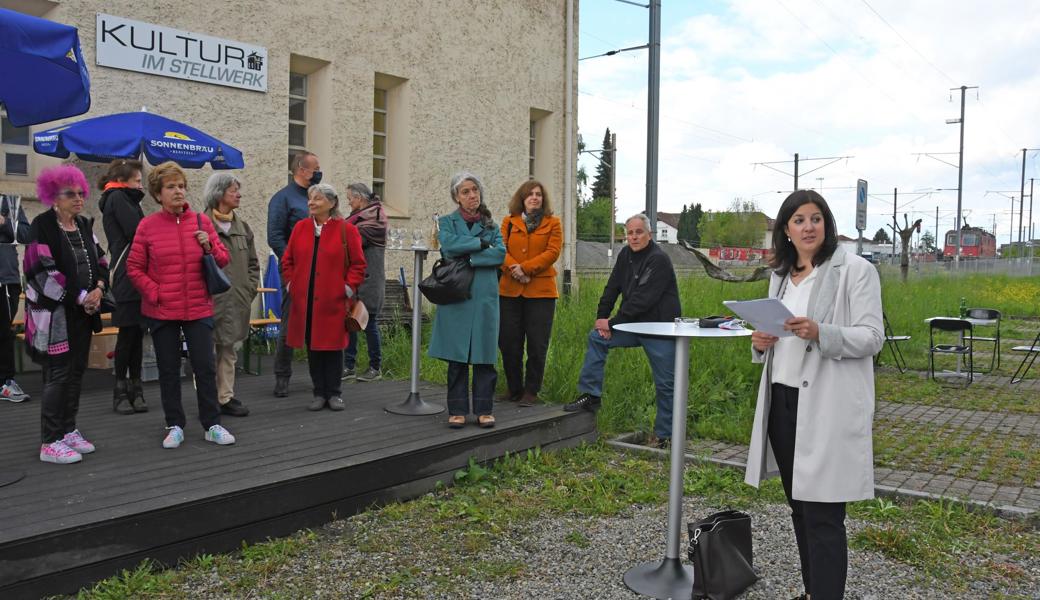 Regierungsrätin Laura Bucher (rechts) eröffnete die erste Ausstellung seit Monaten in ihrer Heimat, dem Rheintal.