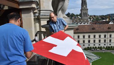 Flagge zeigen: Die Schweizer Fahne weht seit heute über der Kathedrale in St. Gallen