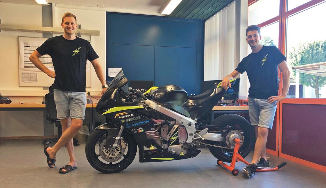 Kristian Bilic (l.) und Alessio Ambrosi konstruierten für ihre Bachelorarbeit ihr eigenes  E-Motorrad "Krale".