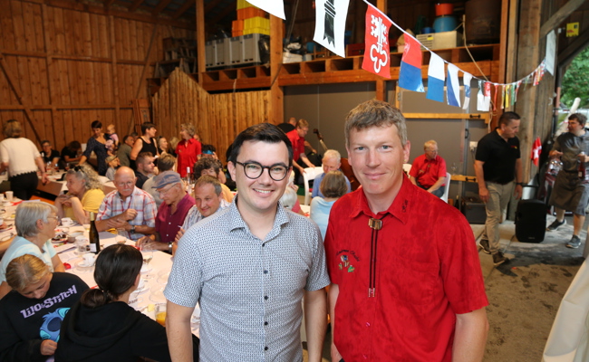 Gemeinsam die Nationalhymne gesungen und Simon Büchel bei der Premiere als Festredner erlebt