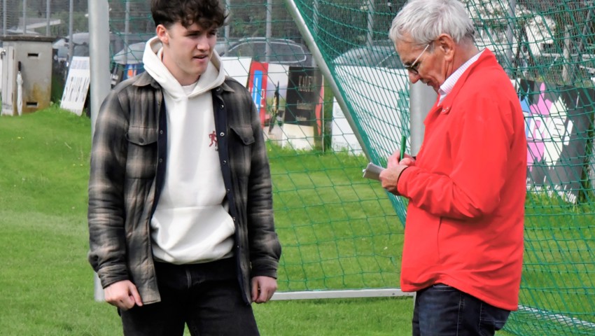 Fabian Dierauer im Gespräch mit Textautor Beni Bruggmann.