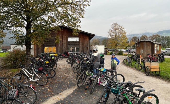Viele Gäste kamen per Velo zum Fest des Allgemeinen Hofs
