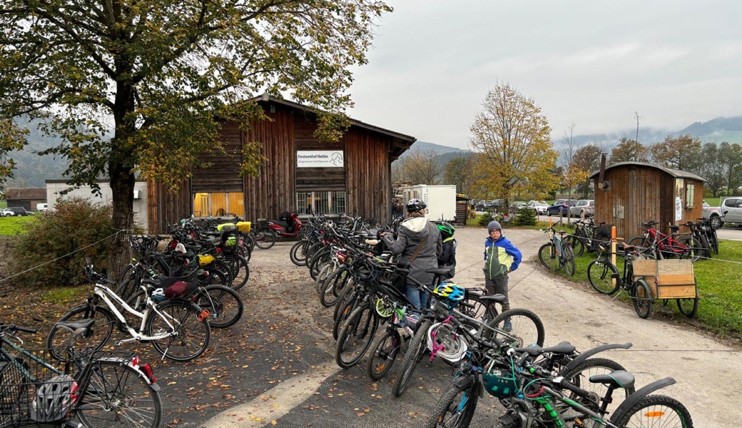 Viele Gäste kamen per Velo zum Fest des Allgemeinen Hofs