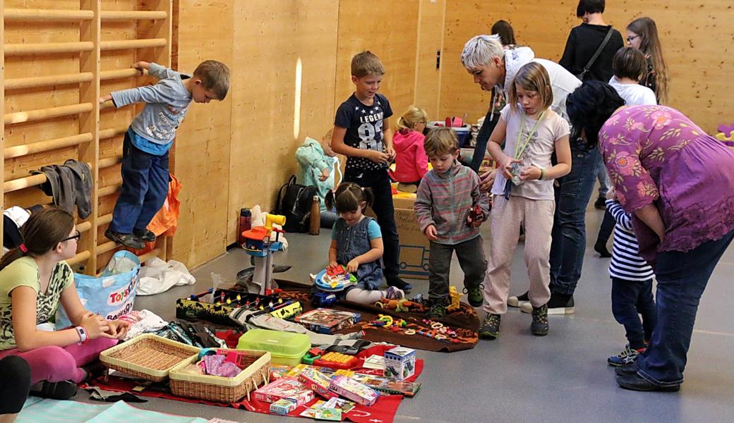 Kinderflohmarkt: Verlockende und bunte Angebote.