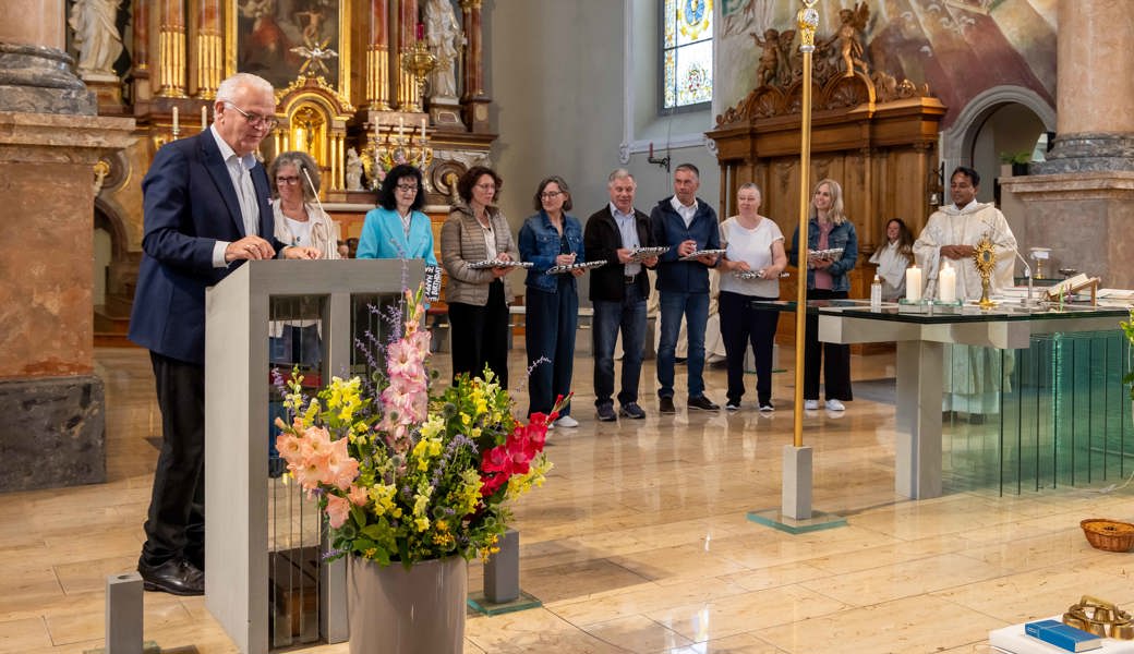 Kirchenverwaltungsratspräsident Werner Barmettler (links) dankte den Mitgliedern des Pfarreirats für ihr ehrenamtliches Engagement.  Foto: Fredy Roth