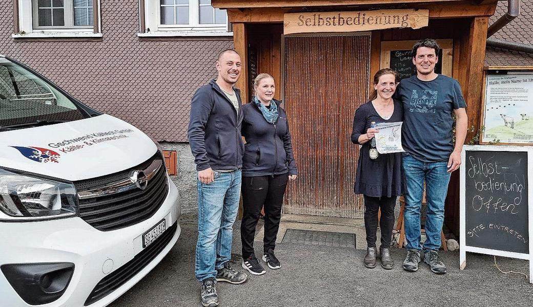 Grosse Freude bei der Preisübergabe: Fabian Gschwend und Fabienne Thurnherr (Gschwend Kältech GmbH, Oberriet) mit Dolores und Peter Gamper (von links).