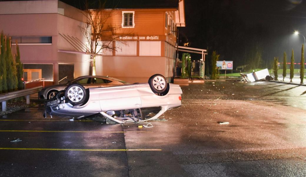 Auf dem Parkplatz Höhe Restaurant Schäfli landete das Fahrzeug auf dem Dach.