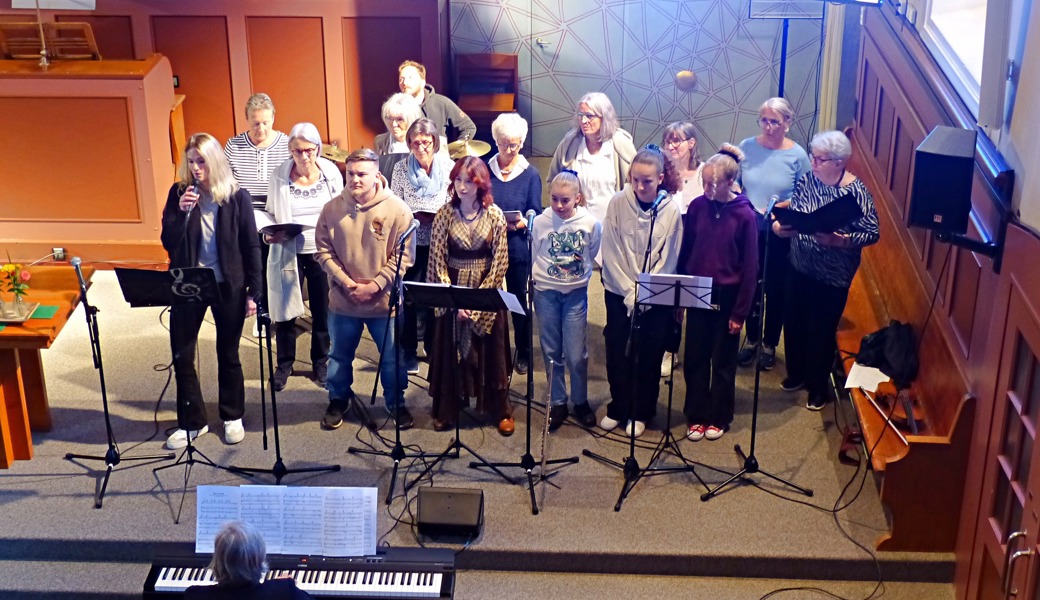 Alle Musikerinnen und Musiker singen zusammen bei der Crossover-Fiir.