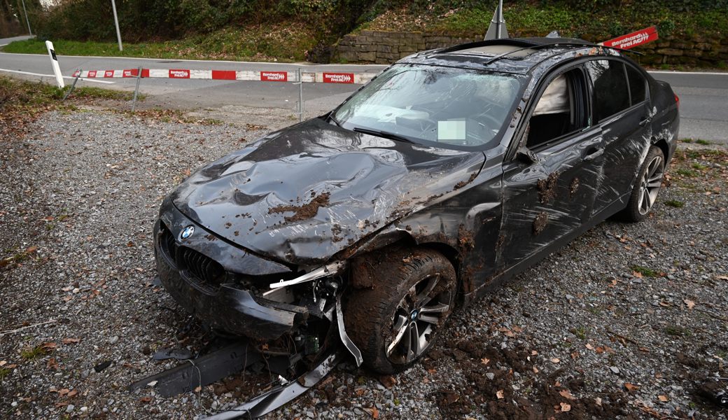 Betrunkener Autofahrer lenkt seinen Wagen in eine Baustelle