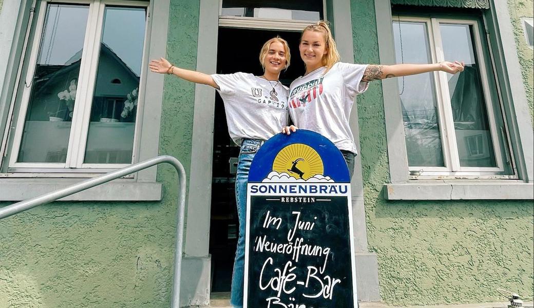 Ewa und Michelle vor dem Bären an der Neugasse 21. 