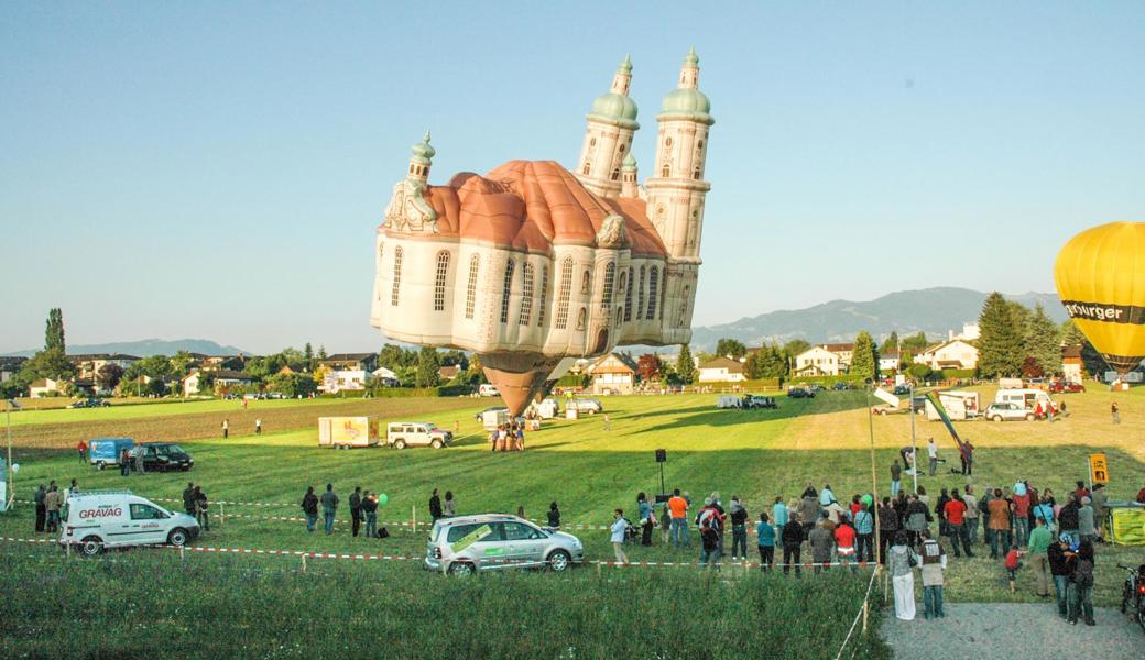 Abheben: Am Stadtfest Heerbrugg, im Mai 2007, hob die Kathedrale St. Gallen als Ballon vom Boden ab. 