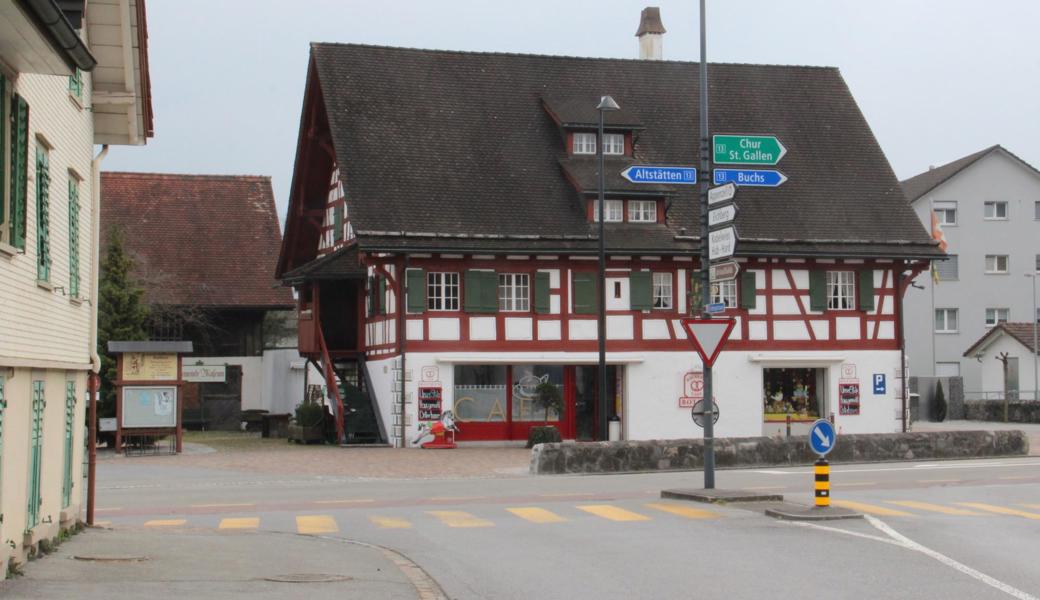 Das Rothus dürften die meisten Rheintalerinnen und Rheintaler dem Dorf Oberriet zuordnen. Tatsächlich liegt dieses schöne historische Gebäude in Eichenwies. Zwischen Oberriet und Eichenwies gibt es keine Ortstafeln "Eichenwies", die dem Ortsunkundigen verraten, wo genau er sich aufhält - in Oberriet oder in Eichenwies.