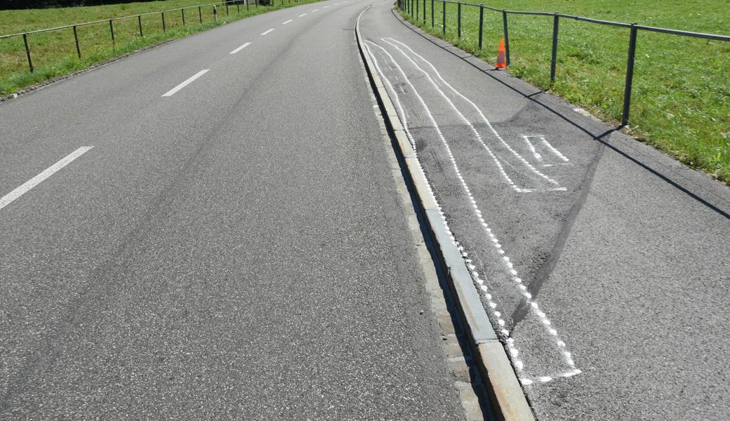 Mit dem vorderen Rad touchierte der Motorradfahrer den Bordstein des Trottoirs.