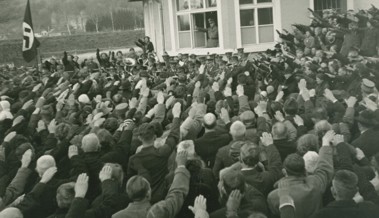 Mit Hakenkreuzfahne über die Rheinbrücke: Wie der Krieg im Rheintal spürbar wurde