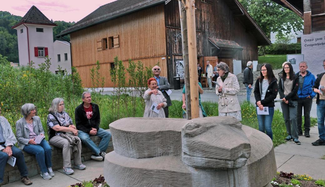 Emerita Eggenberger (Vierte von links), Vorstandsmitglied beim Kulturforum Berneck, führte am Sonntagnachmittag zu den Paradiesgärten.