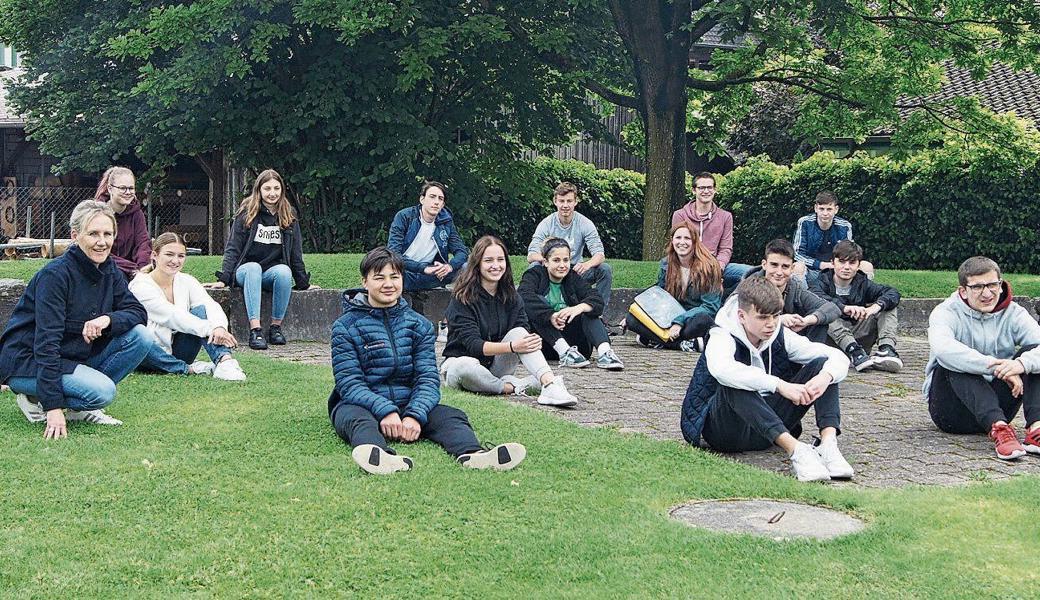 3.-Oberstufen-Schüler zusammen mit Yvette Werner, Präsidentin Jugendkommission Widnau, Bianca Steiner und Manal Salhia, Mitarbeiter des Jugendkulturraums Stoffel 3, Widnau. 