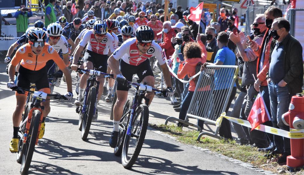 Der neue Europameister Nino Schurter (Nr. 1) lag schon am Start vorne.