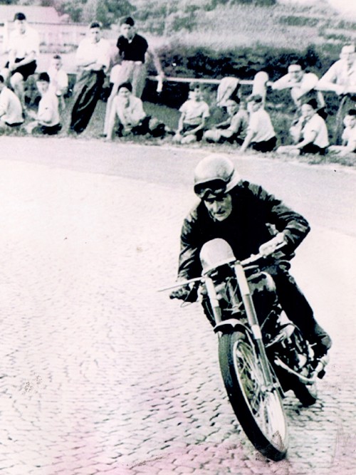 Vater Karl Weder auf seiner Rekordfahrt beim Bergrennen Rheineck-Walzenhausen-Lachen im Jahr 1954. Hier bewältigt er mit seinem 125er-Werks-Puch den Plätteli-Rank.